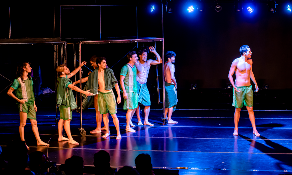 Por Dentro da Trilha: As Versões de ‘Naked Boys Singing’ com Rafael Oliveira