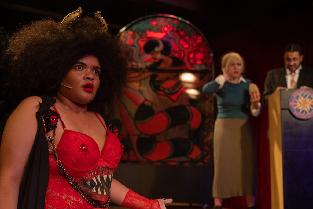 [REVIEW] A Igreja do Diabo: Uma experiência musical divertida e instigante.